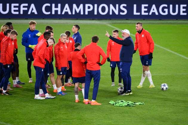 Slavia coach Jindrich Trpisovsky, 2nd right, attends the training session prior to Champions League 4th qualifying round match SK Slavia Praha vs Arsenal FC in Prague, Czech Republic, November 3rd, 2025. (CTKxPhoto MichalxKamaryt) CTKPhotoP2025110306278  CTKPhotoP2025110306278