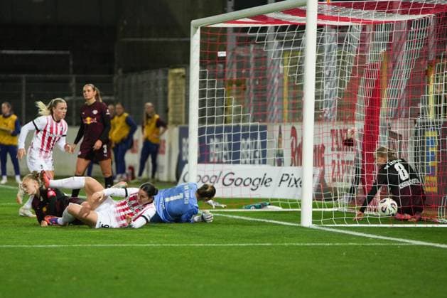 Google Pixel Womens Bundesliga SC Freiburg vs RB Leipzig, 03 11 2025 Header by Svenja Fölmli SC Freiburg, 9 Google Pixel Womens Bundesliga SC Freiburg vs RB Leipzig Dreisamstadion, 03 11 2025 DFB DFL REGULATIONS PROHIBIT ANY USE OF PHOTOGRAPHS AS IMAGE SEQUENCES AND OR QUASI VIDEO Copyright: xBEAUTIFULxSPORTS Boscox