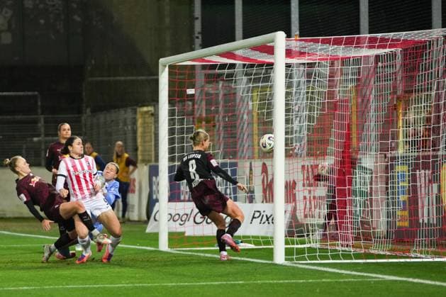 Google Pixel Womens Bundesliga SC Freiburg vs RB Leipzig, 03 11 2025 Header by Svenja Fölmli SC Freiburg, 9 Google Pixel Womens Bundesliga SC Freiburg vs RB Leipzig Dreisamstadion, 03 11 2025 DFB DFL REGULATIONS PROHIBIT ANY USE OF PHOTOGRAPHS AS IMAGE SEQUENCES AND OR QUASI VIDEO Copyright: xBEAUTIFULxSPORTS Boscox