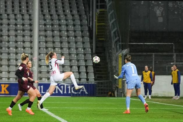 Google Pixel Womens Bundesliga SC Freiburg vs RB Leipzig, 03 11 2025 Luca Birkholz SC Freiburg, 23 trying to get to the ball in front of Elvira Herzog RB Leipzig, 1 Google Pixel Womens Bundesliga SC Freiburg vs RB Leipzig Dreisamstadion, 03 11 2025 DFB DFL REGULATIONS PROHIBIT ANY USE OF PHOTOGRAPHS AS IMAGE SEQUENCES AND OR QUASI VIDEO Copyright: xBEAUTIFULxSPORTS Boscox