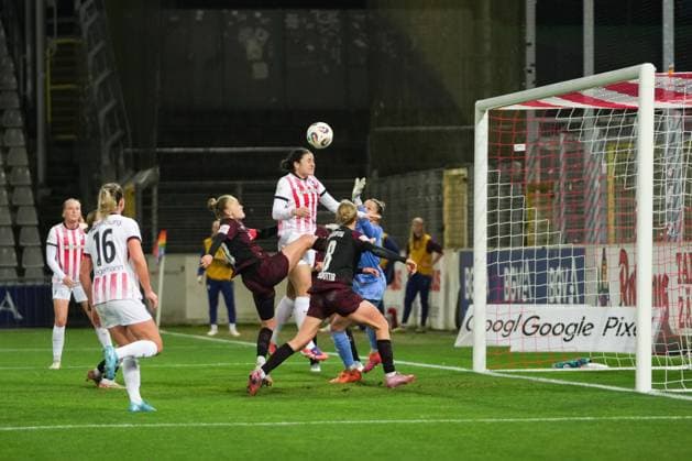 Google Pixel Womens Bundesliga SC Freiburg vs RB Leipzig, 03 11 2025 Header by Svenja Fölmli SC Freiburg, 9 Google Pixel Womens Bundesliga SC Freiburg vs RB Leipzig Dreisamstadion, 03 11 2025 DFB DFL REGULATIONS PROHIBIT ANY USE OF PHOTOGRAPHS AS IMAGE SEQUENCES AND OR QUASI VIDEO Copyright: xBEAUTIFULxSPORTS Boscox