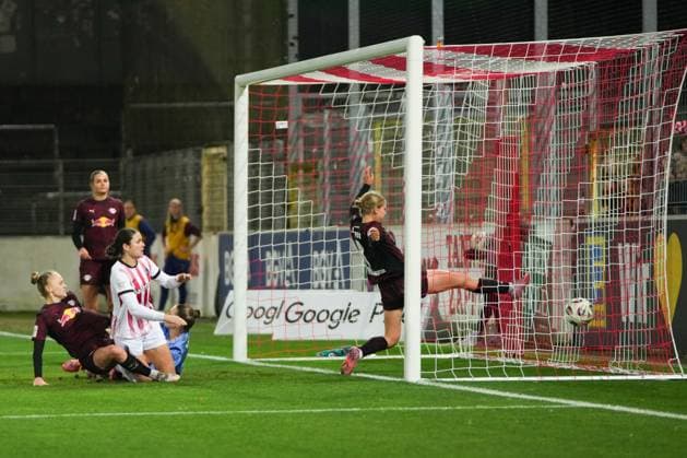 Google Pixel Womens Bundesliga SC Freiburg vs RB Leipzig, 03 11 2025 Header by Svenja Fölmli SC Freiburg, 9 Google Pixel Womens Bundesliga SC Freiburg vs RB Leipzig Dreisamstadion, 03 11 2025 DFB DFL REGULATIONS PROHIBIT ANY USE OF PHOTOGRAPHS AS IMAGE SEQUENCES AND OR QUASI VIDEO Copyright: xBEAUTIFULxSPORTS Boscox