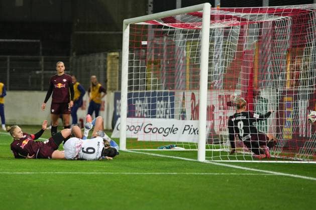 Google Pixel Womens Bundesliga SC Freiburg vs RB Leipzig, 03 11 2025 Header by Svenja Fölmli SC Freiburg, 9 Google Pixel Womens Bundesliga SC Freiburg vs RB Leipzig Dreisamstadion, 03 11 2025 DFB DFL REGULATIONS PROHIBIT ANY USE OF PHOTOGRAPHS AS IMAGE SEQUENCES AND OR QUASI VIDEO Copyright: xBEAUTIFULxSPORTS Boscox
