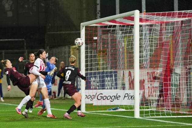 Google Pixel Womens Bundesliga SC Freiburg vs RB Leipzig, 03 11 2025 Header by Svenja Fölmli SC Freiburg, 9 Google Pixel Womens Bundesliga SC Freiburg vs RB Leipzig Dreisamstadion, 03 11 2025 DFB DFL REGULATIONS PROHIBIT ANY USE OF PHOTOGRAPHS AS IMAGE SEQUENCES AND OR QUASI VIDEO Copyright: xBEAUTIFULxSPORTS Boscox