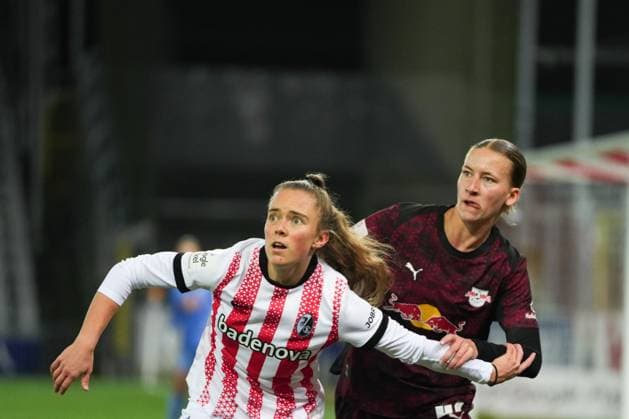 Google Pixel Womens Bundesliga SC Freiburg vs RB Leipzig, 03 11 2025 Lisa Kolb SC Freiburg, 22 and Marlene Müller RB Leipzig, 27 waiting for the throw-in Google Pixel Womens Bundesliga SC Freiburg vs RB Leipzig Dreisamstadion, 03 11 2025 DFB DFL REGULATIONS PROHIBIT ANY USE OF PHOTOGRAPHS AS IMAGE SEQUENCES AND OR QUASI VIDEO Copyright: xBEAUTIFULxSPORTS Boscox