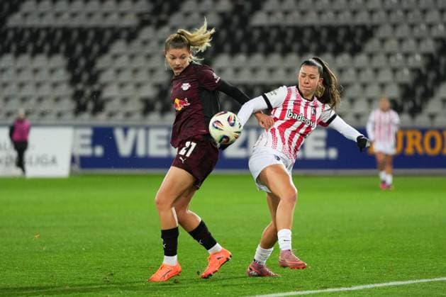 Google Pixel Womens Bundesliga SC Freiburg vs RB Leipzig, 03 11 2025 Duel for the ball between Julia Landenberger RB Leipzig, 21 and Leela Egli SC Freiburg, 20 Google Pixel Womens Bundesliga SC Freiburg vs RB Leipzig Dreisamstadion, 03 11 2025 DFB DFL REGULATIONS PROHIBIT ANY USE OF PHOTOGRAPHS AS IMAGE SEQUENCES AND OR QUASI VIDEO Copyright: xBEAUTIFULxSPORTS Boscox