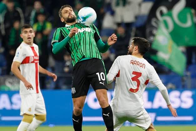 November 3, 2025, Reggio Emilia, REGGIO EMILIA: Sassuolo s Domenico Berardi (L) and Genoa s Aaron Martin R) in action during the Italian Serie A soccer match US Sassuolo vs Genoa CFC at Mapei Stadium in Reggio Emilia, Italy, 3 November 2025. ANSA ELISABETTA BARACCHI. Soccer: Serie A ; Sassuolo - Genoa  - ZUMAa110 20251103_zaf_a110_033 Copyright: xElisabettaxBaracchix