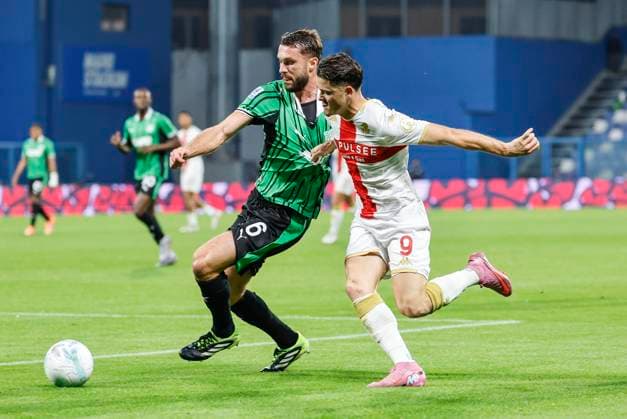 November 3, 2025, Reggio Emilia, REGGIO EMILIA: Sassuolo s Sebastian Walukiewicz (L) and Genoa s Vitinha (R) in action during the Italian Serie A soccer match US Sassuolo vs Genoa CFC at Mapei Stadium in Reggio Emilia, Italy, 3 November 2025. ANSA ELISABETTA BARACCHI. Soccer: Serie A ; Sassuolo - Genoa  - ZUMAa110 20251103_zaf_a110_036 Copyright: xElisabettaxBaracchix