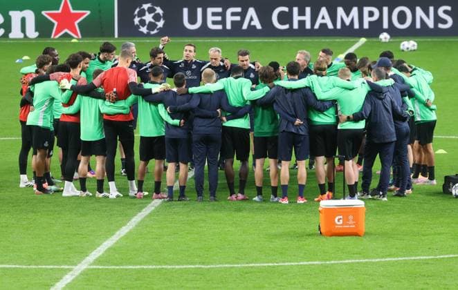 Union s head coach David Hubert talks to his players during a training session of Belgian soccer team Royale Union Saint-Gilloise in Madrid, Spain, on Monday 03 November 2025. The team prepares for tomorrow s match against Spanish Club Atletico Madrid, on the day 4 of the League phase of the UEFA Champions League tournament. VIRGINIExLEFOUR  x138845316x