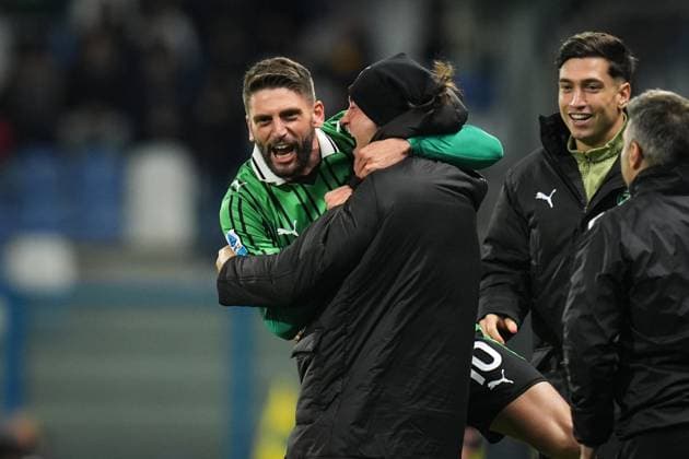 Sassuolo™s Domenico Berardi celebrates after scoring the 1-1 goal for his team during the Serie A soccer match between Sassuolo and Genoa at the Mapei Stadium CittÃ del Tricolore in Reggio Emilia, north Italy - Monday, November 3, 2025 - - Soccer -  Copyright: xMassimoxPaolone LaPressex