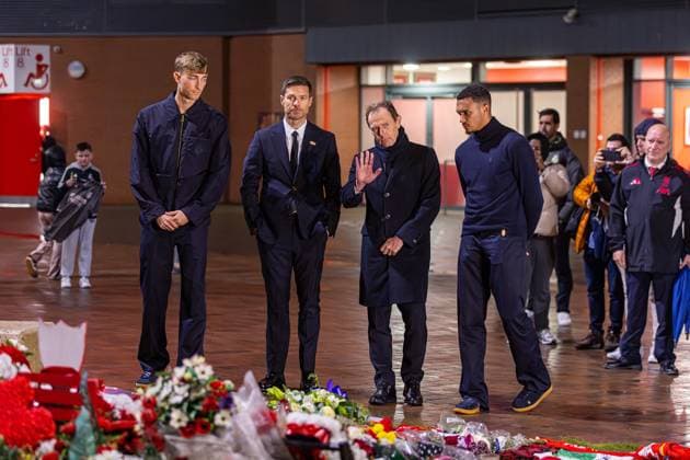 Football - UEFA Champions League - League Phase - Liverpool FC v Real Madrid CF - MD-1 LIVERPOOL, ENGLAND - Monday, November 3, 2025: Real Madrid s (L-R) Dean Huijsen, Xabi Alonso, Emilio Butragueno, Trent Alexander-Arnold lay wreaths to pay tribute to former Liverpool player Diogo Jota, who died in a car accident in July, after a press conference, PK, Pressekonferenz at Anfield ahead of the UEFA Champions League game between Liverpool FC and Real Madrid CF. (Photo by David Rawcliffe Propaganda) LIVERPOOL Anfield MERSEYSIDE ENGLAND Copyright: xDavidxRawcliffex P2025-11-03-Liverpool_Real_Madrid_MD-1-95