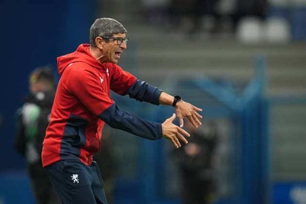 GenoaÕs head coach Roberto Murgita shouts instructions to his players during the Serie A soccer match between Sassuolo and Genoa at the Mapei Stadium Cittˆ del Tricolore in Reggio Emilia, north Italy - Monday, November 3, 2025 - - Soccer -  Copyright: xMassimoxPaolone LaPressex
