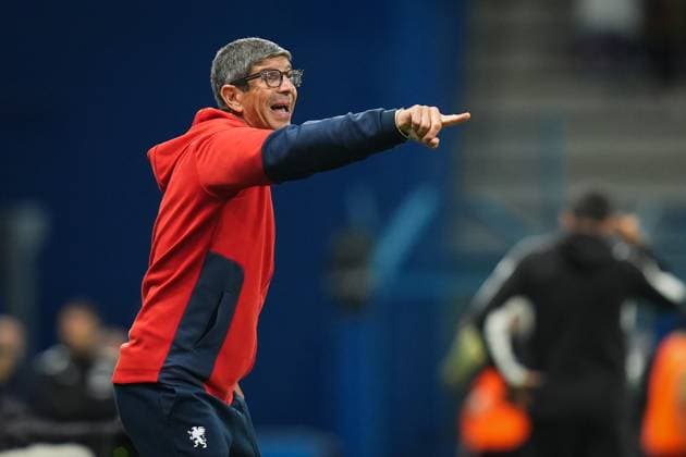 GenoaÕs head coach Roberto Murgita shouts instructions to his players during the Serie A soccer match between Sassuolo and Genoa at the Mapei Stadium Cittˆ del Tricolore in Reggio Emilia, north Italy - Monday, November 3, 2025 - - Soccer -  Copyright: xMassimoxPaolone LaPressex