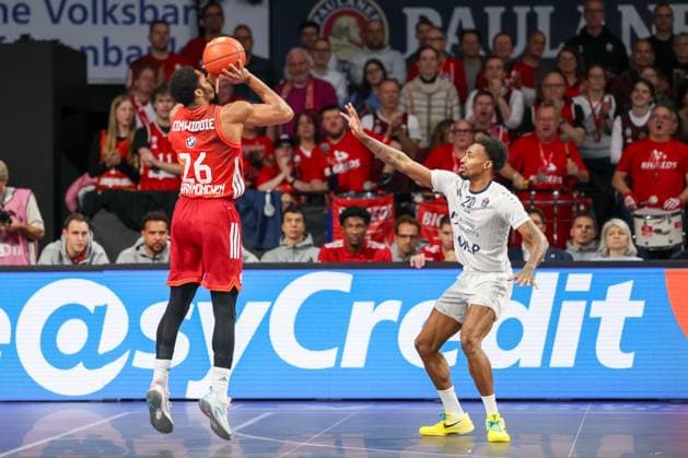 Spencer Dinwiddie FC Bayern Basketball, 26 on throw with Michael Weathers MLP Academics Heidelberg, 20 , GER, FC Bayern Basketball vs MLP Academics Heidelberg, Basketball, easycredit Basketball Bundesliga, Matchday 6, Season 2025 2026, 03 11 2025, GER, FC Bayern Basketball vs MLP Academics Heidelberg, Basketball, easycredit Basketball Bundesliga, Matchday 6, Season 2025 2026, 03 11 2025 Munich Copyright: xEibner-Pressefoto JennixMaulx EP_JML