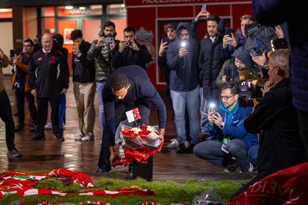 Football - UEFA Champions League - League Phase - Liverpool FC v Real Madrid CF - MD-1 LIVERPOOL, ENGLAND - Monday, November 3, 2025: Real Madrid s Trent Alexander-Arnold wreaths to pay tribute to his former Liverpool team-mate Diogo Jota, who died in a car accident in July, after a press conference, PK, Pressekonferenz at Anfield ahead of the UEFA Champions League game between Liverpool FC and Real Madrid CF. (Photo by David Rawcliffe Propaganda) LIVERPOOL Anfield MERSEYSIDE ENGLAND  Copyright: xDavidxRawcliffex P2025-11-03-Liverpool_Real_Madrid_MD-1-102