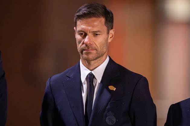 Football - UEFA Champions League - League Phase - Liverpool FC v Real Madrid CF - MD-1 LIVERPOOL, ENGLAND - Monday, November 3, 2025: Real Madrid s manager Xabi Alonso lays a wreath to pay tribute to former Liverpool player Diogo Jota, who died in a car accident in July, after a press conference, PK, Pressekonferenz at Anfield ahead of the UEFA Champions League game between Liverpool FC and Real Madrid CF. (Photo by David Rawcliffe Propaganda) LIVERPOOL Anfield MERSEYSIDE ENGLAND  Copyright: xDavidxRawcliffex P2025-11-03-Liverpool_Real_Madrid_MD-1-103