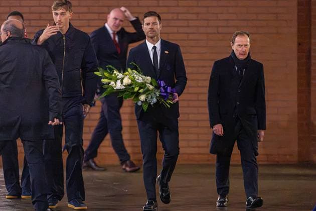 Football - UEFA Champions League - League Phase - Liverpool FC v Real Madrid CF - MD-1 LIVERPOOL, ENGLAND - Monday, November 3, 2025: Real Madrid s manager Xabi Alonso lays a wreath to pay tribute to former Liverpool player Diogo Jota, who died in a car accident in July, after a press conference, PK, Pressekonferenz at Anfield ahead of the UEFA Champions League game between Liverpool FC and Real Madrid CF. (Photo by David Rawcliffe Propaganda) LIVERPOOL Anfield MERSEYSIDE ENGLAND  Copyright: xDavidxRawcliffex P2025-11-03-Liverpool_Real_Madrid_MD-1-106