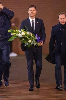 Football - UEFA Champions League - League Phase - Liverpool FC v Real Madrid CF - MD-1 LIVERPOOL, ENGLAND - Monday, November 3, 2025: Real Madrid s manager Xabi Alonso lays a wreath to pay tribute to former Liverpool player Diogo Jota, who died in a car accident in July, after a press conference, PK, Pressekonferenz at Anfield ahead of the UEFA Champions League game between Liverpool FC and Real Madrid CF. (Photo by David Rawcliffe Propaganda) LIVERPOOL Anfield MERSEYSIDE ENGLAND  Copyright: xDavidxRawcliffex P2025-11-03-Liverpool_Real_Madrid_MD-1-107