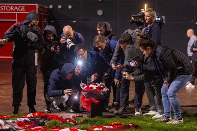 Football - UEFA Champions League - League Phase - Liverpool FC v Real Madrid CF - MD-1 LIVERPOOL, ENGLAND - Monday, November 3, 2025: Media photograph a weath layed by Real Madrid s Dean Huijsen, Xabi Alonso, Emilio Butragueno and Trent Alexander-Arnold to pay tribute to former Liverpool player Diogo Jota, who died in a car accident in July, after a press conference, PK, Pressekonferenz at Anfield ahead of the UEFA Champions League game between Liverpool FC and Real Madrid CF. (Photo by David Rawcliffe Propaganda) LIVERPOOL Anfield MERSEYSIDE ENGLAND  Copyright: xDavidxRawcliffex P2025-11-03-Liverpool_Real_Madrid_MD-1-112