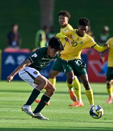 South Africa v Bolivia: Group A - FIFA U-17 World Cup Qatar 2025 WITBOOI Emile (R) of South Africa and ESTRADA Kenyhiro of Bolivia in action during the FIFA U-17 World cup Qatar 2025 group A match between South Africa and Bolivia in Doha, Qatar, on November 3, 2025 DOHA Qatar Copyright: xNOUSHADx