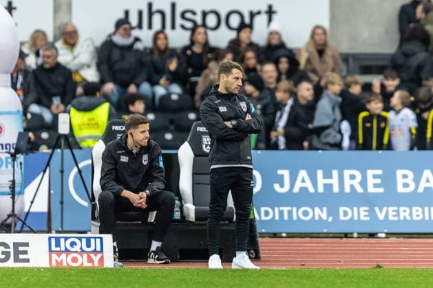 Football, Season 2025 2026, 3 Liga, Donaustadion Ulm, Matchday 13, SSV Ulm 1846 Football VfB Stuttgart II, 01 11 2025 01 11 2025, Football, Season 2025 2026, 3 Liga, Donaustadion Ulm, Matchday 13, SSV Ulm 1846 Football VfB Stuttgart II, vUlmer Bank v l Co Coach Max Kohlenberg SSV Ulm 1846 Football , Coach Moritz Glasbrenner SSV Ulm 1846 Football Photo Lucca Fundel Ulm Donaustadion Baden Württemberg Germany