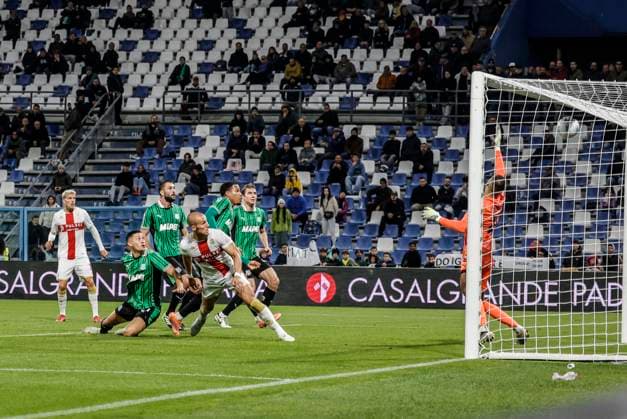 November 3, 2025, Reggio Emilia, REGGIO EMILIA: Genoa s Leo Skiri Ostigard scores the 1-2 goal during the Italian Serie A soccer match US Sassuolo vs Genoa CFC at Mapei Stadium in Reggio Emilia, Italy, 3 November 2025. ANSA ELISABETTA BARACCHI. Soccer: Serie A ; Sassuolo - Genoa  - ZUMAa110 20251103_zaf_a110_042 Copyright: xElisabettaxBaracchix