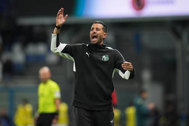 SassuoloÕs head coach Fabio Grosso shouts instructions to his players during the Serie A soccer match between Sassuolo and Genoa at the Mapei Stadium Cittˆ del Tricolore in Reggio Emilia, north Italy - Monday, November 3, 2025 - - Soccer -  Copyright: xMassimoxPaolone LaPressex