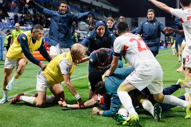 November 3, 2025, Reggio Emilia, REGGIO EMILIA: Genoa s Leo Skiri Ostigard jubilates with his teammates after scoring the goal during the Italian Serie A soccer match US Sassuolo vs Genoa CFC at Mapei Stadium in Reggio Emilia, Italy, 3 November 2025. ANSA ELISABETTA BARACCHI. Soccer: Serie A ; Sassuolo - Genoa  - ZUMAa110 20251103_zaf_a110_044 Copyright: xElisabettaxBaracchix