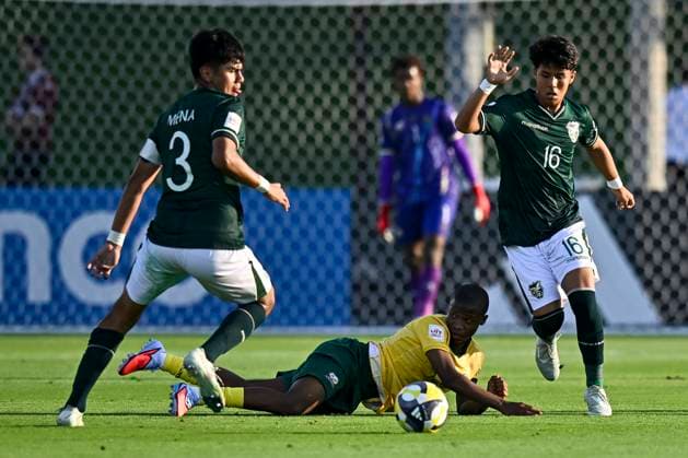 South Africa v Bolivia: Group A - FIFA U-17 World Cup Qatar 2025 BOHLOKO Neo (bottom) of South Africa and ESCALANTE Bladimir of Bolivia in action during the FIFA U-17 World cup Qatar 2025 group A match between South Africa and Bolivia in Doha, Qatar, on November 3, 2025 DOHA Qatar Copyright: xNOUSHADx