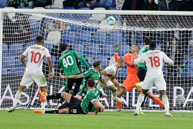 November 3, 2025, Reggio Emilia, REGGIO EMILIA: Genoa s Leo Skiri Ostigard scores the 1-2 goal during the Italian Serie A soccer match US Sassuolo vs Genoa CFC at Mapei Stadium in Reggio Emilia, Italy, 3 November 2025. ANSA ELISABETTA BARACCHI. Soccer: Serie A ; Sassuolo - Genoa  - ZUMAa110 20251103_zaf_a110_050 Copyright: xElisabettaxBaracchix