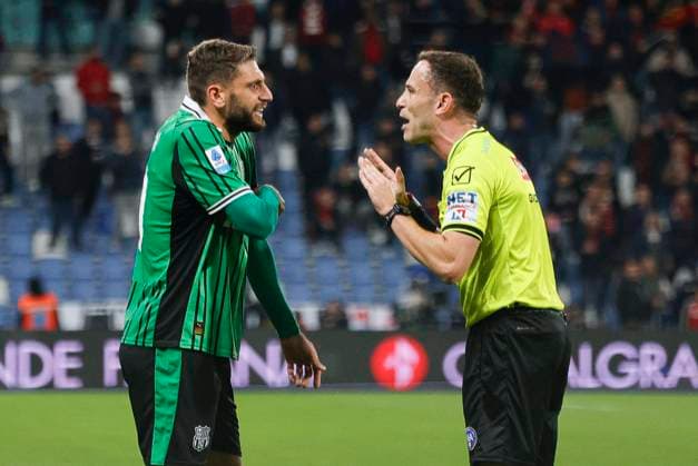 November 3, 2025, Reggio Emilia, REGGIO EMILIA: Referee Ermanno Feliciani and Sassuolo s Domenico Berardi during the Italian Serie A soccer match US Sassuolo vs Genoa CFC at Mapei Stadium in Reggio Emilia, Italy, 3 November 2025. ANSA ELISABETTA BARACCHI. Soccer: Serie A ; Sassuolo - Genoa  - ZUMAa110 20251103_zaf_a110_054 Copyright: xElisabettaxBaracchix