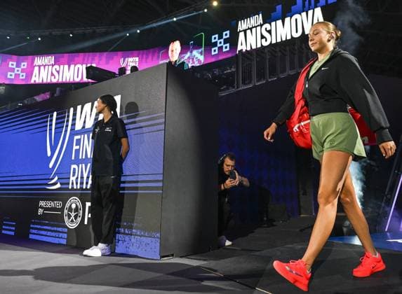 WTA, Tennis Damen Finals 2025 in Riyadh - Day Three RIYADH, SAUDI ARABIA - NOVEMBER 3: Amanda Anisimova of the United States arrives ahead of her second group-stage match against compatriot Madison Keys, on Day 3 of the 2025 WTA Finals, part of the Hologic WTA Tour, at King Saud University Indoor Arena in Riyadh, Saudi Arabia, on November 3, 2025. Artur Widak Anadolu Riyadh Saudi Arabia. Editorial use only. Please get in touch for any other usage.  Copyright: x2025xAnadoluxArturxWidakx