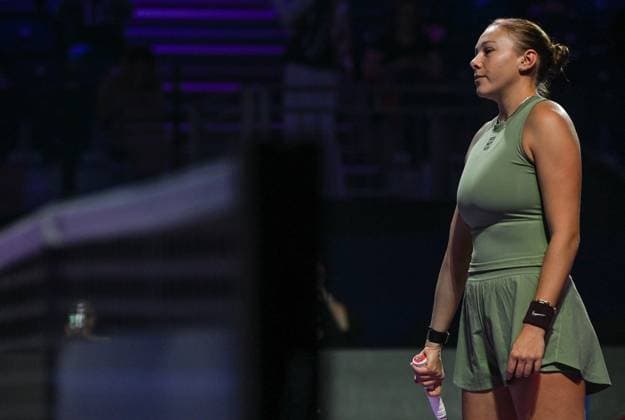 WTA, Tennis Damen Finals 2025 in Riyadh - Day Three RIYADH, SAUDI ARABIA - NOVEMBER 3: Concentrated Amanda Anisimova of the United States is seen ahead her second group-stage match against compatriot Madison Keys, on Day 3 of the 2025 WTA Finals, part of the Hologic WTA Tour, at King Saud University Indoor Arena in Riyadh, Saudi Arabia, on November 3, 2025. Artur Widak Anadolu Riyadh Saudi Arabia. Editorial use only. Please get in touch for any other usage.  Copyright: x2025xAnadoluxArturxWidakx