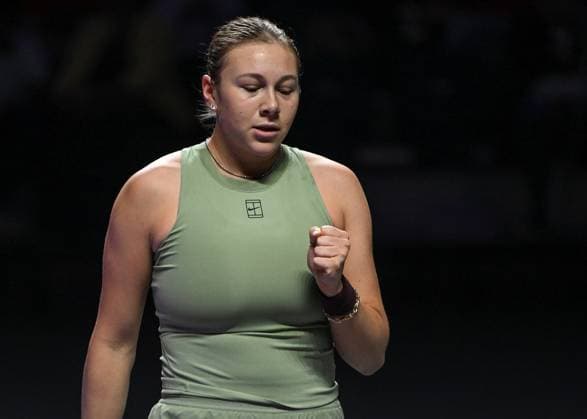 WTA, Tennis Damen Finals 2025 in Riyadh - Day Three RIYADH, SAUDI ARABIA - NOVEMBER 3: Amanda Anisimova of the United States plays against compatriot Madison Keys during their second group-stage match on Day 3 of the 2025 WTA Finals, part of the Hologic WTA Tour, at King Saud University Indoor Arena in Riyadh, Saudi Arabia, on November 3, 2025. Artur Widak Anadolu Riyadh Saudi Arabia. Editorial use only. Please get in touch for any other usage.  Copyright: x2025xAnadoluxArturxWidakx