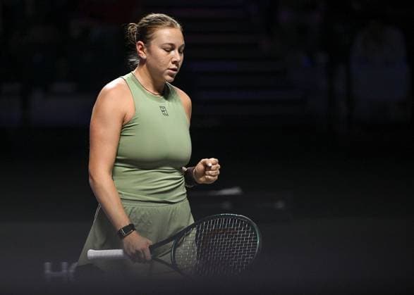 WTA, Tennis Damen Finals 2025 in Riyadh - Day Three RIYADH, SAUDI ARABIA - NOVEMBER 3: Amanda Anisimova of the United States plays against compatriot Madison Keys during their second group-stage match on Day 3 of the 2025 WTA Finals, part of the Hologic WTA Tour, at King Saud University Indoor Arena in Riyadh, Saudi Arabia, on November 3, 2025. Artur Widak Anadolu Riyadh Saudi Arabia. Editorial use only. Please get in touch for any other usage.  Copyright: x2025xAnadoluxArturxWidakx