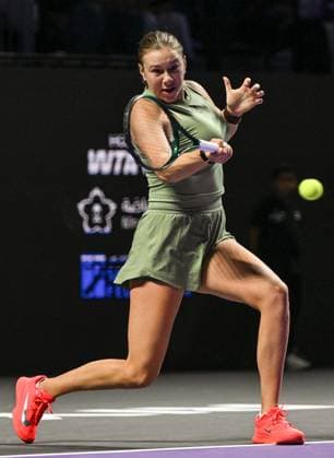 WTA, Tennis Damen Finals 2025 in Riyadh - Day Three RIYADH, SAUDI ARABIA - NOVEMBER 3: Amanda Anisimova of the United States plays against compatriot Madison Keys during their second group-stage match on Day 3 of the 2025 WTA Finals, part of the Hologic WTA Tour, at King Saud University Indoor Arena in Riyadh, Saudi Arabia, on November 3, 2025. Artur Widak Anadolu Riyadh Saudi Arabia. Editorial use only. Please get in touch for any other usage.  Copyright: x2025xAnadoluxArturxWidakx