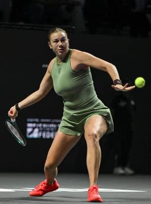 WTA, Tennis Damen Finals 2025 in Riyadh - Day Three RIYADH, SAUDI ARABIA - NOVEMBER 3: Amanda Anisimova of the United States plays against compatriot Madison Keys during their second group-stage match on Day 3 of the 2025 WTA Finals, part of the Hologic WTA Tour, at King Saud University Indoor Arena in Riyadh, Saudi Arabia, on November 3, 2025. Artur Widak Anadolu Riyadh Saudi Arabia. Editorial use only. Please get in touch for any other usage.  Copyright: x2025xAnadoluxArturxWidakx