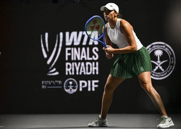 WTA, Tennis Damen Finals 2025 in Riyadh - Day Three RIYADH, SAUDI ARABIA - NOVEMBER 3: Madison Keys of the United States plays against compatriot Amanda Anisimova during their second group-stage match on Day 3 of the 2025 WTA Finals, part of the Hologic WTA Tour, at King Saud University Indoor Arena in Riyadh, Saudi Arabia, on November 3, 2025. Artur Widak Anadolu Riyadh Saudi Arabia. Editorial use only. Please get in touch for any other usage.  Copyright: x2025xAnadoluxArturxWidakx