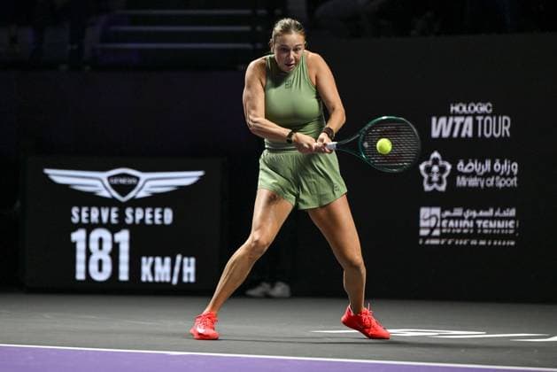 WTA, Tennis Damen Finals 2025 in Riyadh - Day Three RIYADH, SAUDI ARABIA - NOVEMBER 3: Amanda Anisimova of the United States plays against compatriot Madison Keys during their second group-stage match on Day 3 of the 2025 WTA Finals, part of the Hologic WTA Tour, at King Saud University Indoor Arena in Riyadh, Saudi Arabia, on November 3, 2025. Artur Widak Anadolu Riyadh Saudi Arabia. Editorial use only. Please get in touch for any other usage.  Copyright: x2025xAnadoluxArturxWidakx