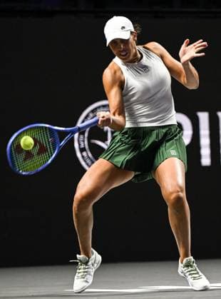 WTA, Tennis Damen Finals 2025 in Riyadh - Day Three RIYADH, SAUDI ARABIA - NOVEMBER 3: Madison Keys of the United States plays against compatriot Amanda Anisimova during their second group-stage match on Day 3 of the 2025 WTA Finals, part of the Hologic WTA Tour, at King Saud University Indoor Arena in Riyadh, Saudi Arabia, on November 3, 2025. Artur Widak Anadolu Riyadh Saudi Arabia. Editorial use only. Please get in touch for any other usage.  Copyright: x2025xAnadoluxArturxWidakx