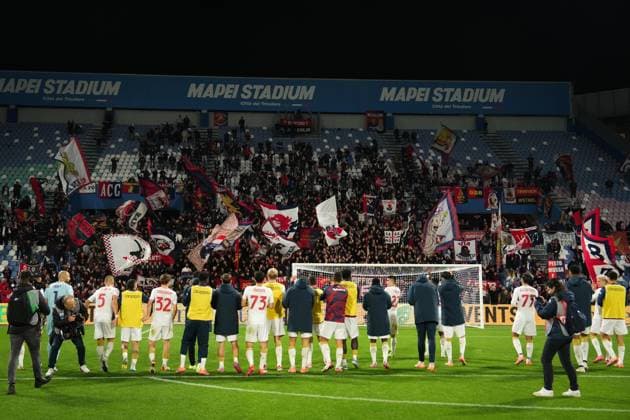 The players of Genoa celebrate for the victory at the end of the Serie A soccer match between Sassuolo and Genoa at the Mapei Stadium Cittˆ del Tricolore in Reggio Emilia, north Italy - Monday, November 3, 2025 - - Soccer -  Copyright: xMassimoxPaolone LaPressex