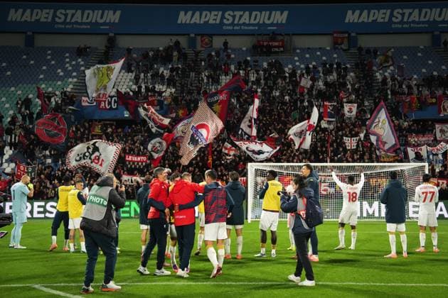 GenoaÕs Mimmo Domenico Criscito and the players of Genoa celebrate for the victory at the end of the Serie A soccer match between Sassuolo and Genoa at the Mapei Stadium Cittˆ del Tricolore in Reggio Emilia, north Italy - Monday, November 3, 2025 - - Soccer -  Copyright: xMassimoxPaolone LaPressex