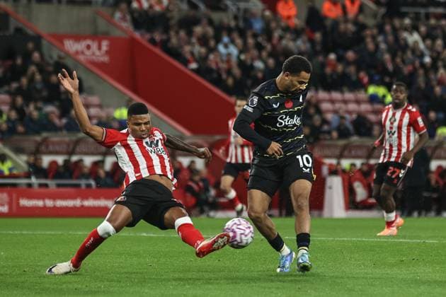 Premier League Sunderland v Everton Reinildo Mandava of Sunderland blocks a shot off Iliman Ndiaye of Everton during the Premier League match Sunderland vs Everton at Stadium Of Light, Sunderland, United Kingdom, 3rd November 2025 (Photo by Alfie Cosgrove News Images) Sunderland Stadium Of Light Tyne and Wear United Kingdom Copyright: xAlfiexCosgrove NewsxImagesx