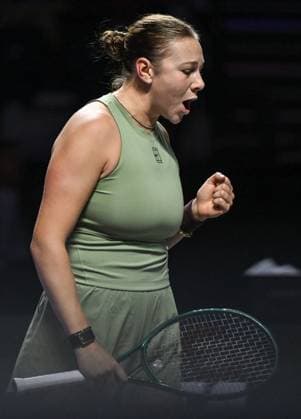 WTA, Tennis Damen Finals 2025 in Riyadh - Day Three RIYADH, SAUDI ARABIA - NOVEMBER 3: Amanda Anisimova of the United States plays against compatriot Madison Keys during their second group-stage match on Day 3 of the 2025 WTA Finals, part of the Hologic WTA Tour, at King Saud University Indoor Arena in Riyadh, Saudi Arabia, on November 3, 2025. Artur Widak Anadolu Riyadh Saudi Arabia. Editorial use only. Please get in touch for any other usage.  Copyright: x2025xAnadoluxArturxWidakx