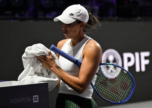 WTA, Tennis Damen Finals 2025 in Riyadh - Day Three RIYADH, SAUDI ARABIA - NOVEMBER 3: Madison Keys of the United States plays against compatriot Amanda Anisimova during their second group-stage match on Day 3 of the 2025 WTA Finals, part of the Hologic WTA Tour, at King Saud University Indoor Arena in Riyadh, Saudi Arabia, on November 3, 2025. Artur Widak Anadolu Riyadh Saudi Arabia. Editorial use only. Please get in touch for any other usage.  Copyright: x2025xAnadoluxArturxWidakx