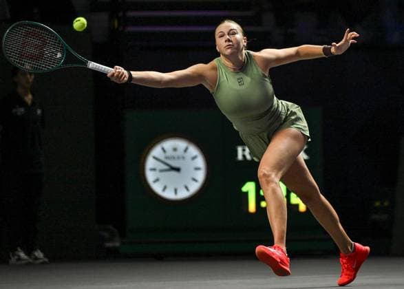 WTA, Tennis Damen Finals 2025 in Riyadh - Day Three RIYADH, SAUDI ARABIA - NOVEMBER 3: Amanda Anisimova of the United States plays against compatriot Madison Keys during their second group-stage match on Day 3 of the 2025 WTA Finals, part of the Hologic WTA Tour, at King Saud University Indoor Arena in Riyadh, Saudi Arabia, on November 3, 2025. Artur Widak Anadolu Riyadh Saudi Arabia. Editorial use only. Please get in touch for any other usage.  Copyright: x2025xAnadoluxArturxWidakx