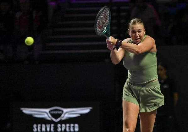 WTA, Tennis Damen Finals 2025 in Riyadh - Day Three RIYADH, SAUDI ARABIA - NOVEMBER 3: Amanda Anisimova of the United States plays against compatriot Madison Keys during their second group-stage match on Day 3 of the 2025 WTA Finals, part of the Hologic WTA Tour, at King Saud University Indoor Arena in Riyadh, Saudi Arabia, on November 3, 2025. Artur Widak Anadolu Riyadh Saudi Arabia. Editorial use only. Please get in touch for any other usage.  Copyright: x2025xAnadoluxArturxWidakx