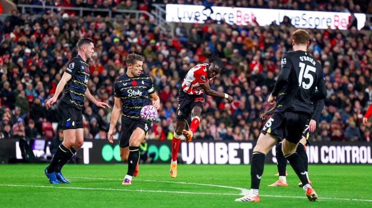 Sunderland v Everton Premier League 03 11 2025. Sunderland defender Nectarios Triantis (25) shoots during the Premier League match between Sunderland and Everton at the Stadium Of Light, Sunderland, England on 3 November 2025. Editorial use only DataCo restrictions apply See www.football-dataco.com , Copyright: xSimonxDaviesx PSI-23160-0004