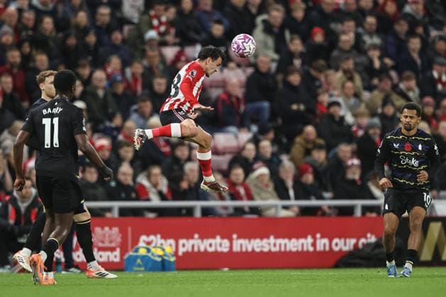 Premier League Sunderland v Everton Enzo Le FÃ e of Sunderland jumps up to win the high ball during the Premier League match Sunderland vs Everton at Stadium Of Light, Sunderland, United Kingdom, 3rd November 2025 (Photo by Alfie Cosgrove News Images) Sunderland Stadium Of Light Tyne and Wear United Kingdom Copyright: xAlfiexCosgrove NewsxImagesx
