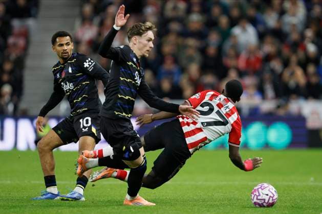 Sunderland v Everton - Premier League Iliman Ndiaye, James Garner of Everton and Noah Sadiki or Noah Sadiki of Sunderland challenge during the Premier League match between Sunderland and Everton at Stadium of Light on November 3, 2025 in Sunderland, United Kingdom. Sunderland Stadium of Light England United Kingdom Copyright: xRichardxSellers Sportsphoto APLx 14140257